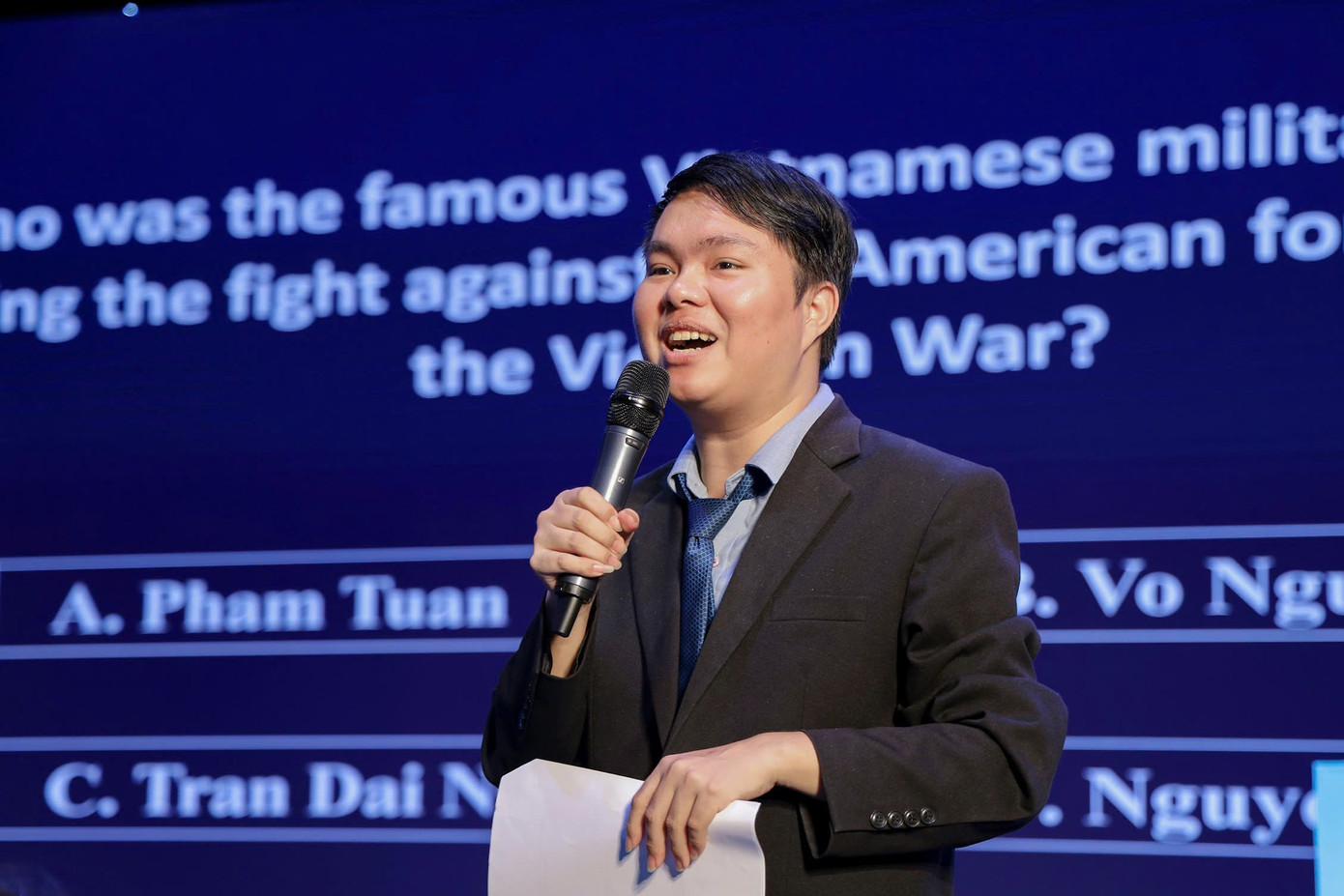 Thầy giáo Trương Chấn Sang - Ủy viên Ban Thư ký Hội LHTN tỉnh Bình Dương, Chủ nhiệm CLB Tiếng Anh vì cộng đồng. Thầy giáo Trương Chấn Sang - Ủy viên Ban Thư ký Hội LHTN tỉnh Bình Dương, Chủ nhiệm CLB Tiếng Anh vì cộng đồng.