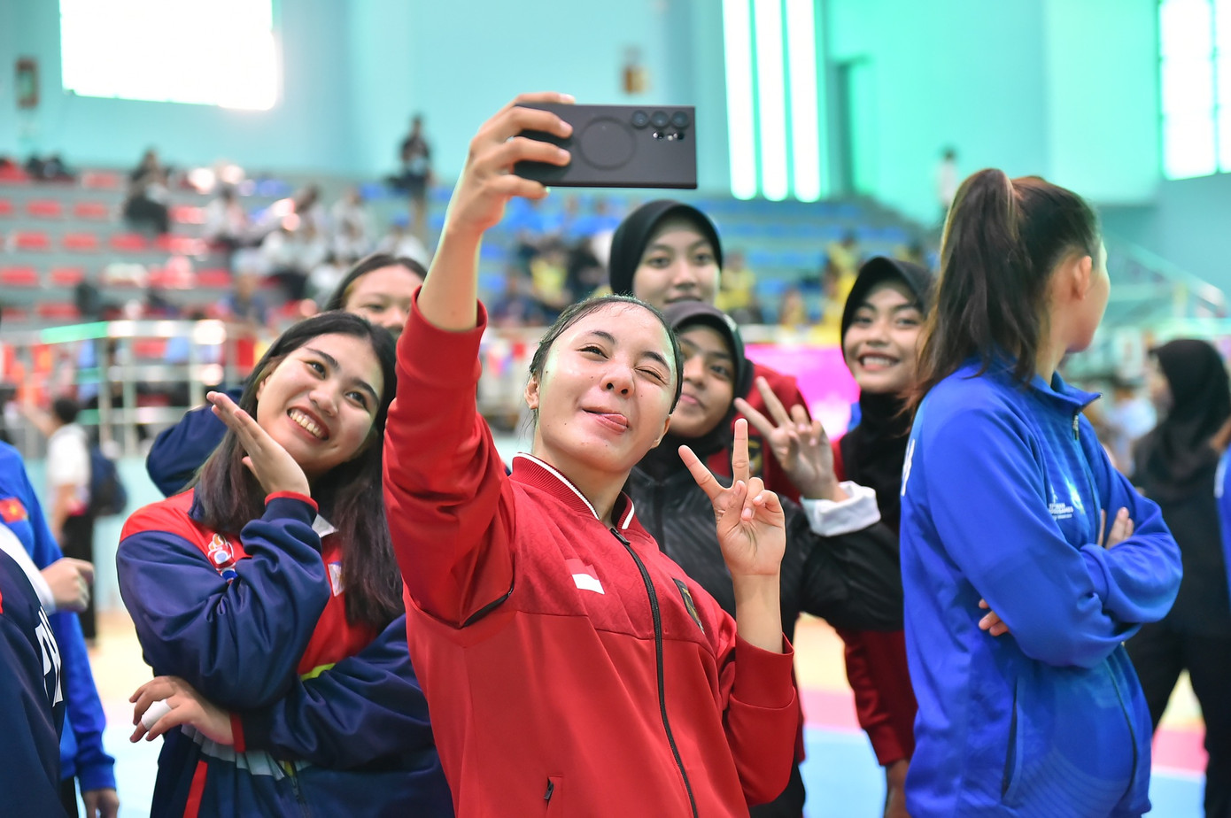 Các VĐV học sinh Đông Nam Á ghi lại những khoảnh khắc bên nhau tại Đại hội.