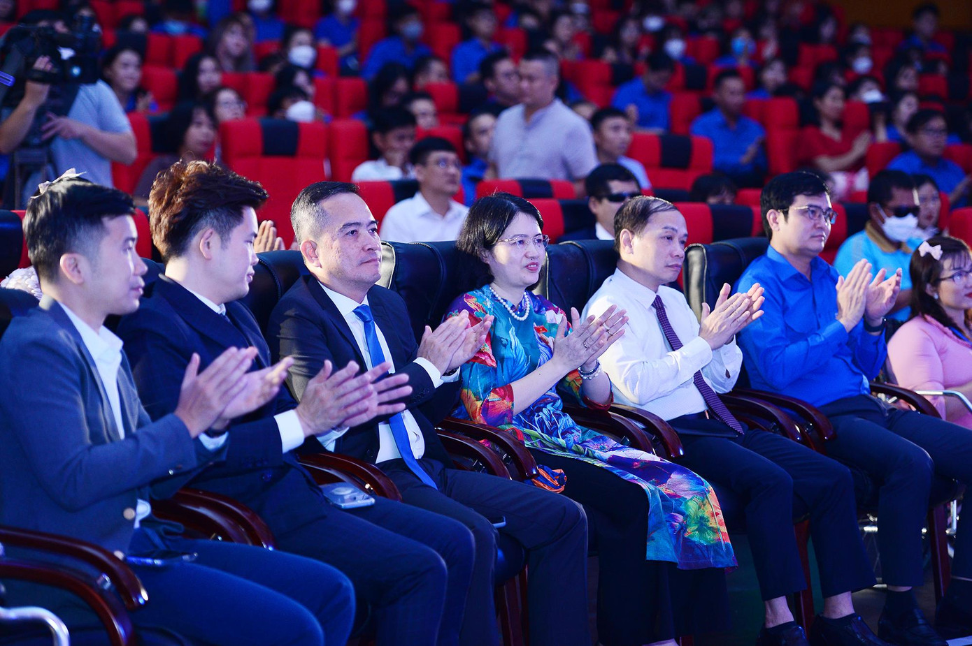 Các đại biểu tham dự chương trình. Các đại biểu tham dự chương trình.