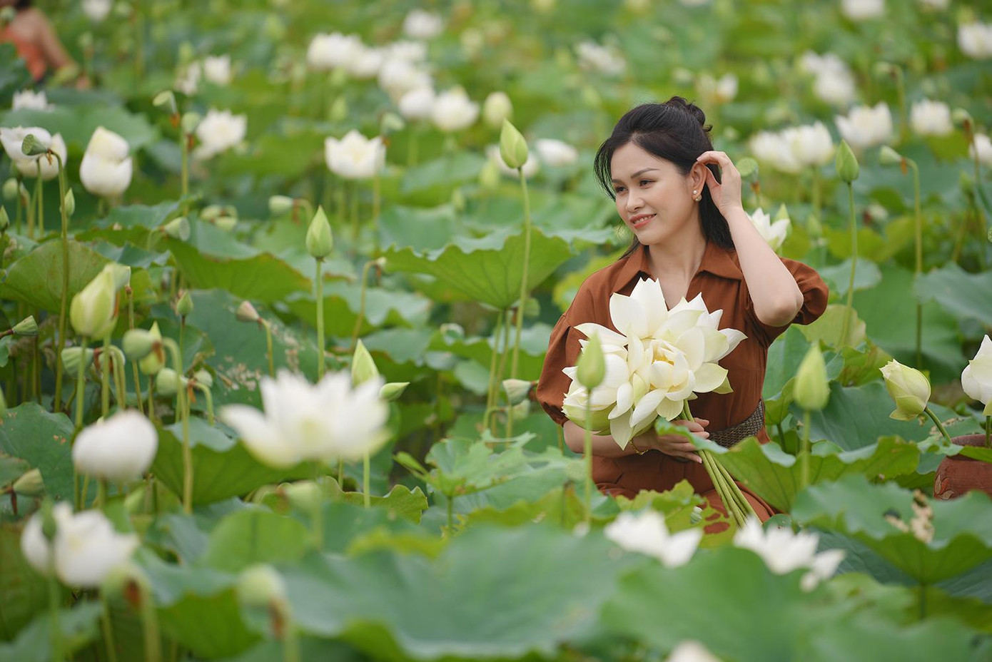 Đầm sen thu hút nhiều bạn trẻ đến chụp ảnh.