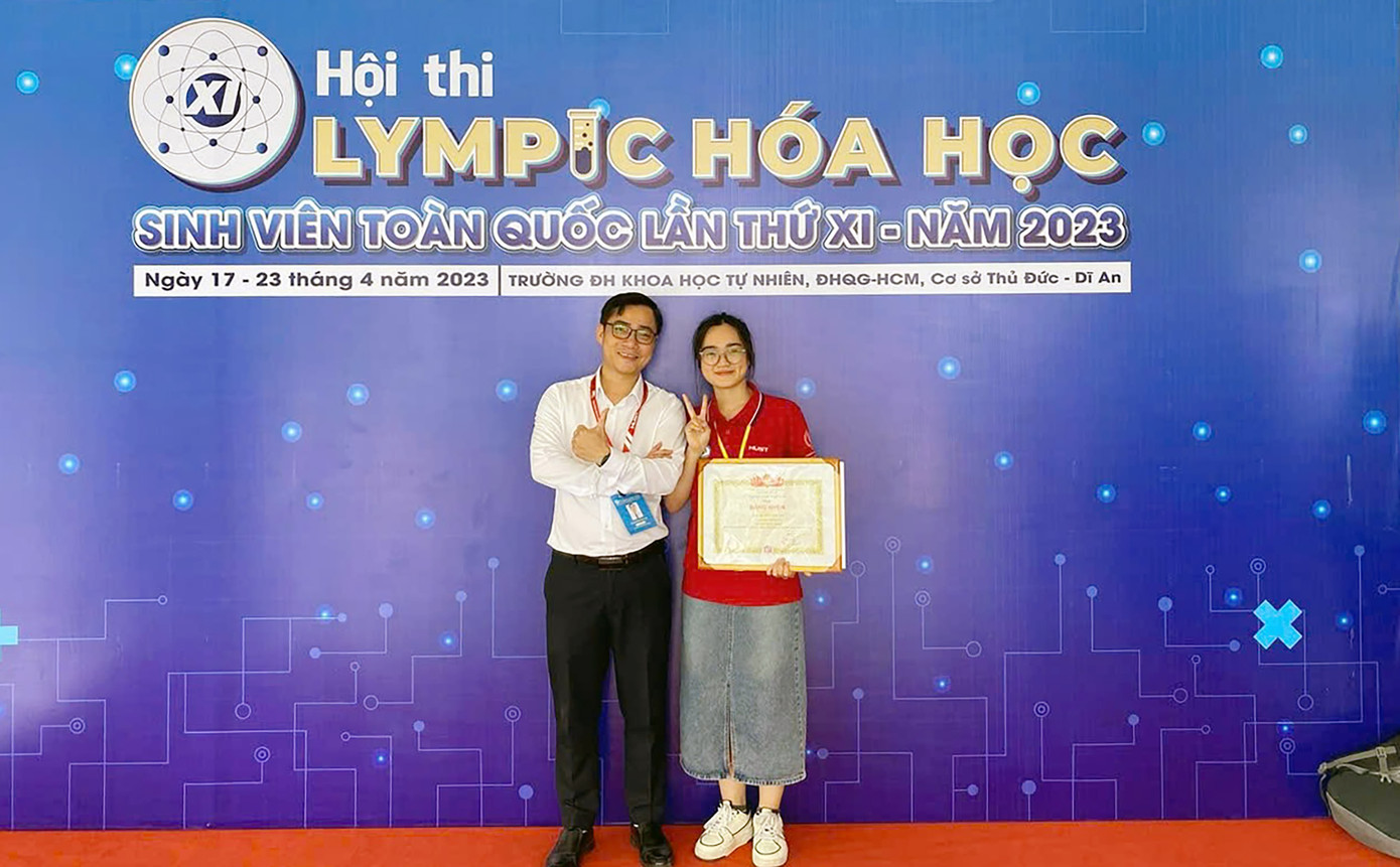 Hai nữ sinh nhận được tôn vinh từ những cuộc thi. Ảnh: NVCC