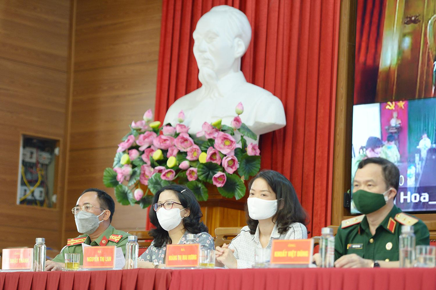 Tham gia Hội nghị tiếp xúc cử tri với người ứng cử Đại biểu Quốc hội khóa XV, còn có 5 người ứng cử Đại biểu Quốc hội khóa XV, nhiệm kỳ 2021 - 2026, gồm: Trung tướng Khuất Việt Dũng, Bí thư Đảng ủy cơ quan T.Ư Hội Cựu chiến binh Việt Nam, Phó Chủ tịch Hội Cựu chiến binh Việt Nam; bà Hoàng Thị Mai Hương, Phó Trưởng phòng Hạ tầng kỹ thuật, Sở Xây dựng Hà Nội; GS. TS, NGƯT Nguyễn Thị Lan - Giám đốc Học viện Nông nghiệp Việt Nam; Đại tá Lê Nhật Thành, Phó Cục trưởng Cục An ninh nội địa, Bộ Công an; ông Hoàng Văn Tỉnh, công chức Phòng Dân tộc, UBND huyện Ba Vì.