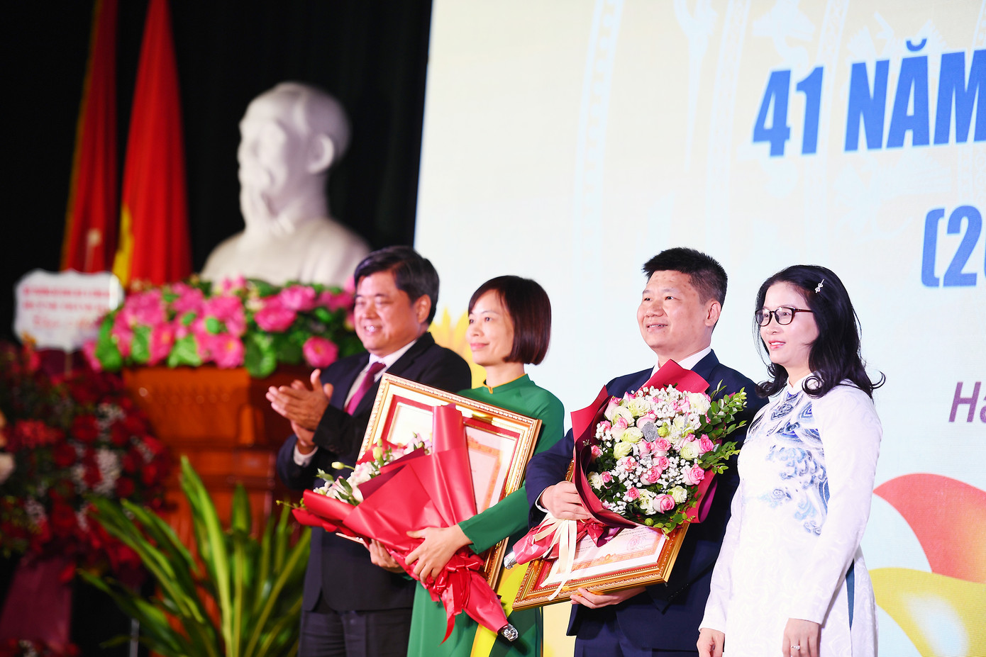 Các nhà giáo được vinh danh tại chương trình.