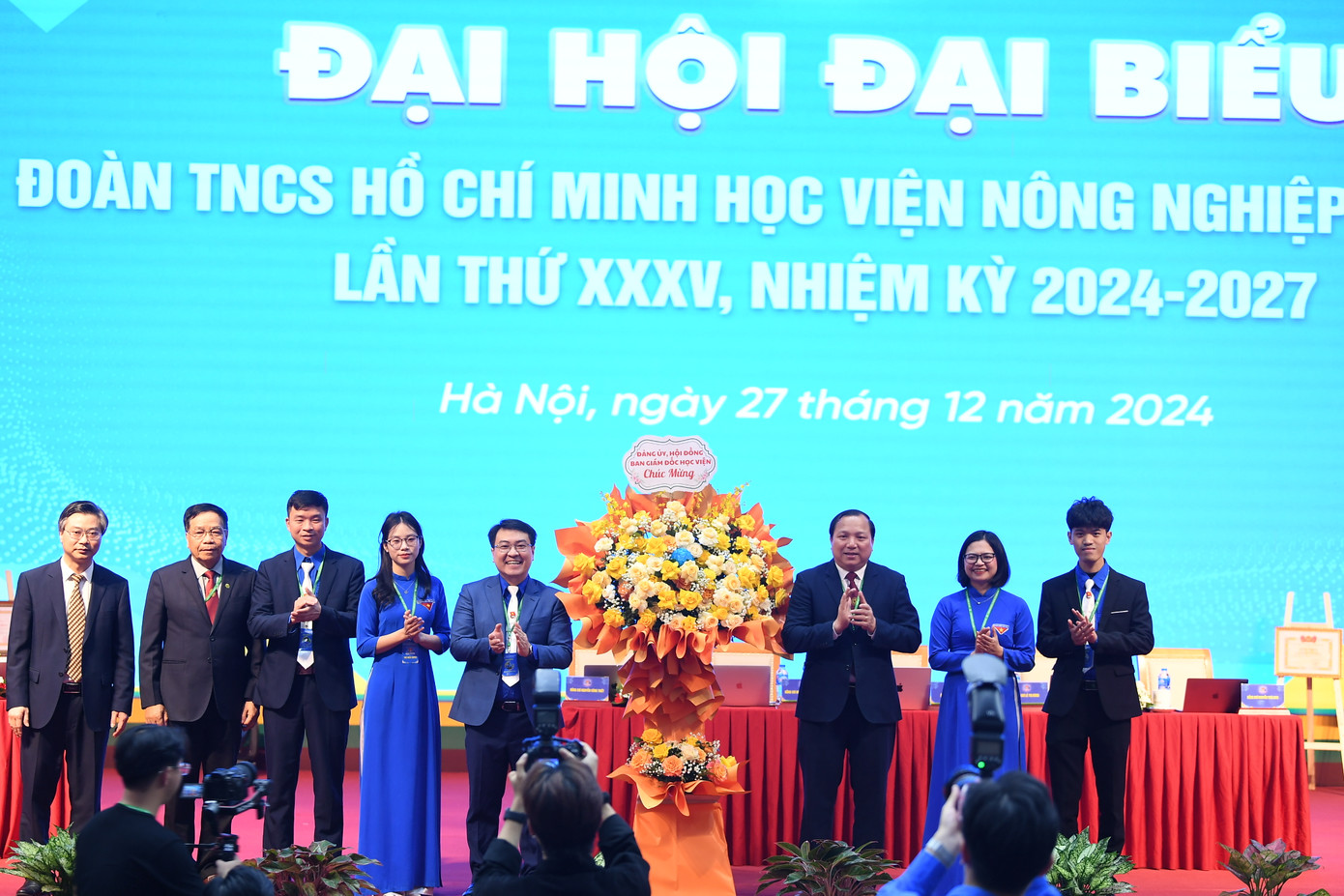 Lãnh đạo Học viện Nông nghiệp Việt Nam tặng hoa chúc mừng Đại hội.