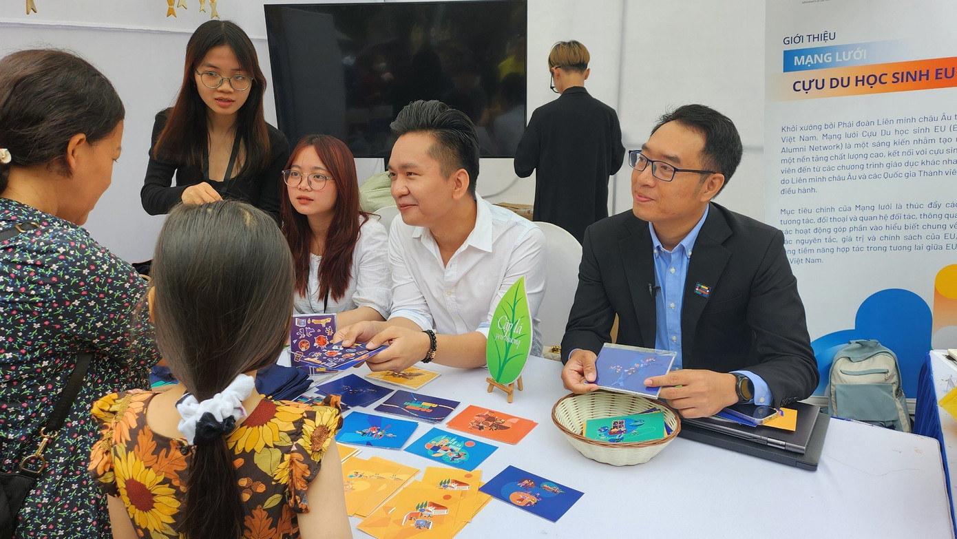 Gian hàng tiếp nhận hỗ trợ chương trình 'Cặp lá yêu thương'. Gian hàng tiếp nhận hỗ trợ chương trình 'Cặp lá yêu thương'.