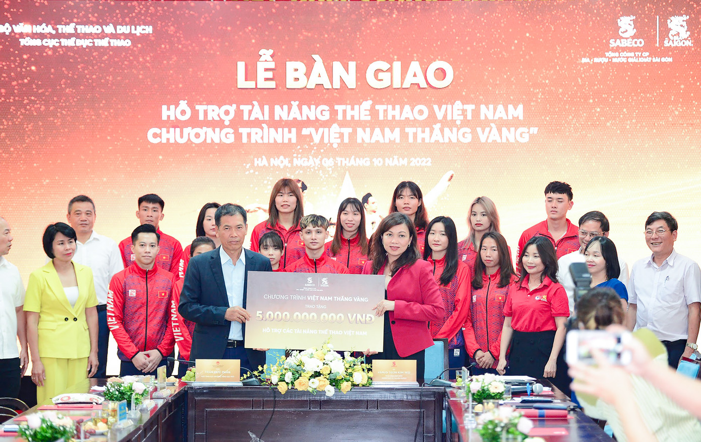 SABECO bàn giao khoản hỗ trợ 5 tỷ đồng từ chương trình 'Việt Nam Thắng Vàng'.