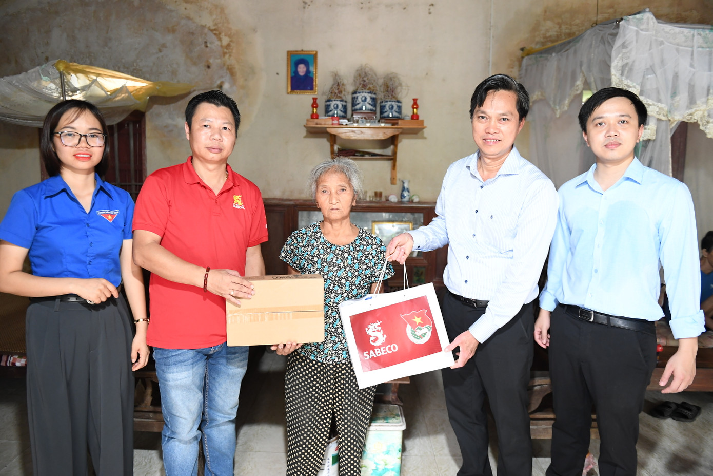 Đoàn trao quà tặng cho các gia đình bị ảnh hưởng bởi bão.