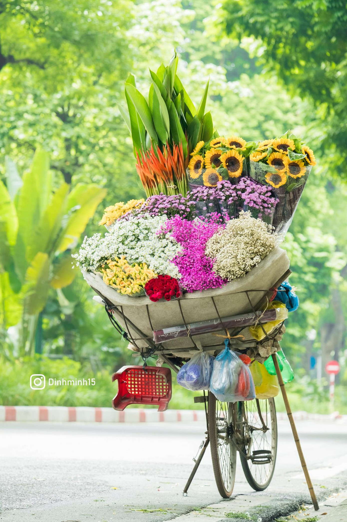 Một xe hoa nằm trên góc phố nhỏ. Ảnh: TRƯƠNG ĐÌNH MINH