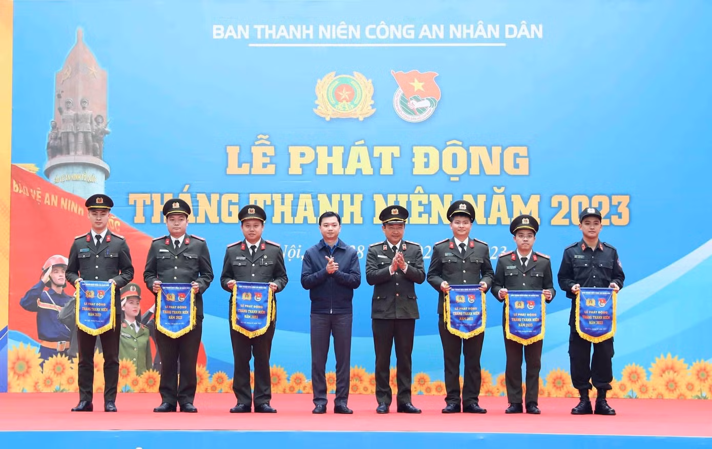 Anh Nguyễn Minh Triết - Bí thư T.Ư Đoàn, Chủ tịch T.Ư Hội Sinh viên Việt Nam và Trung tướng Nguyễn Ngọc Toàn - Ủy viên Đảng ủy Công an T.Ư, Cục trưởng Cục Công tác Đảng và công tác chính trị, Bộ Công an trao Cờ ra quân Tháng Thanh niên cho các đơn vị.