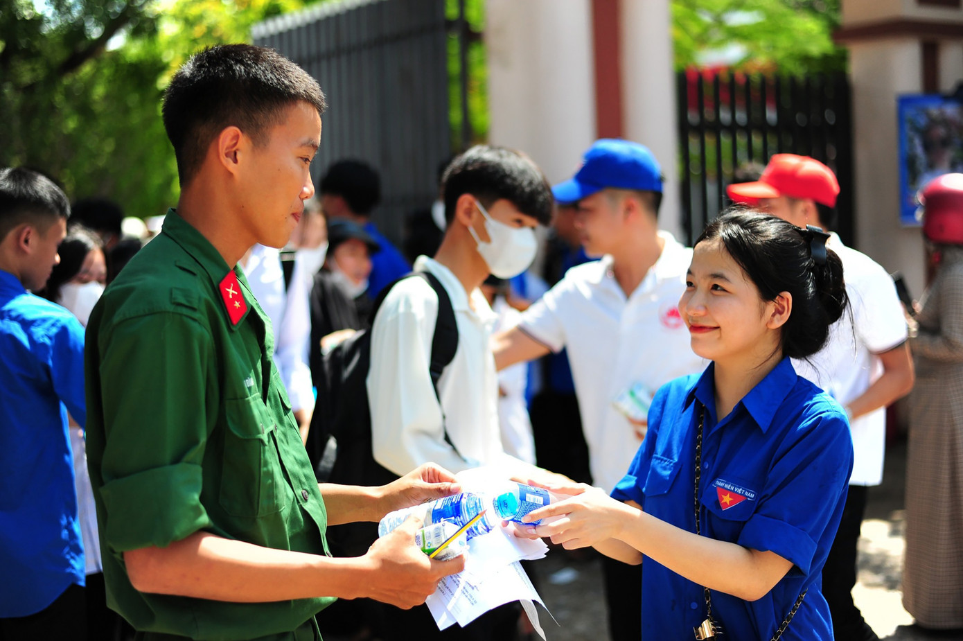 Tình nguyện viên hỗ trợ nước uống cho thí sinh. Tình nguyện viên hỗ trợ nước uống cho thí sinh.