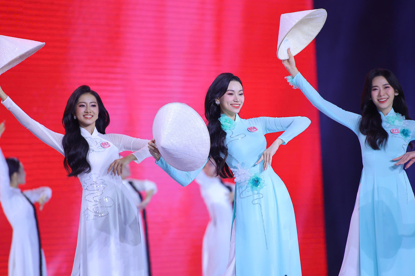 Thí sinh trong trang phục áo dài tại đêm Chung khảo ‘Hoa hậu Việt Nam’ 2024. Thí sinh trong trang phục áo dài tại đêm Chung khảo ‘Hoa hậu Việt Nam’ 2024.