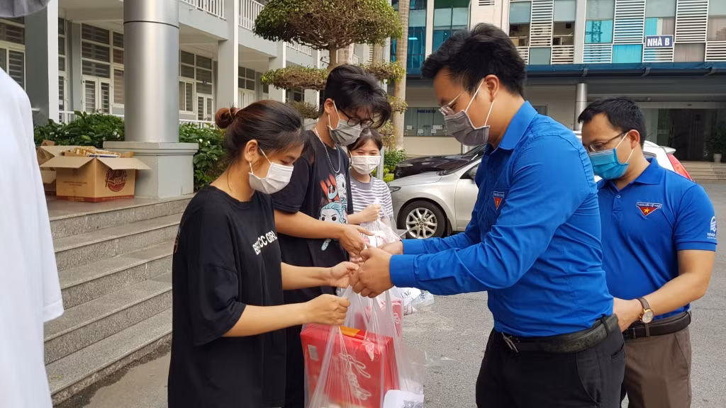 Các phần quà được đồng chí Trần Quang Hưng, Phó Bí thư Thành đoàn, Chủ tịch Hội Sinh viên thành phố Hà Nội trao tặng tới sinh viên