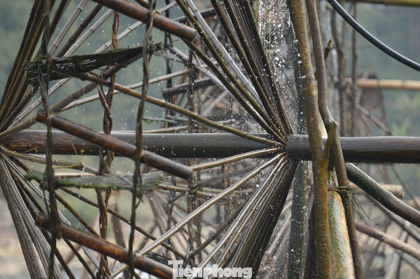 Đồng bào dân tộc Thái khéo léo dựng lên những cọn nước khổng lồ. Đồng bào dân tộc Thái khéo léo dựng lên những cọn nước khổng lồ.