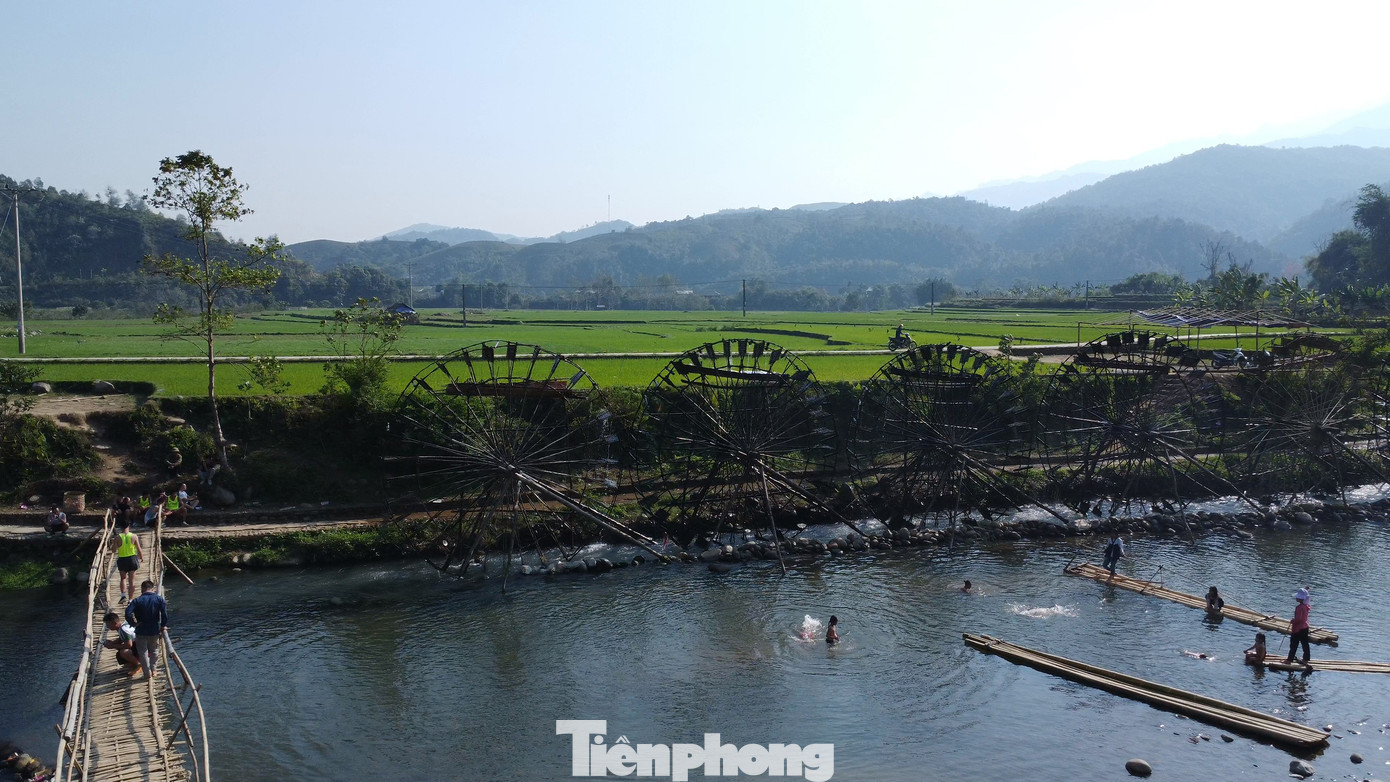 Những cọn nước được xem là công trình thủy lợi của đồng bào người Thái ở Nà Khương. Những cọn nước được xem là công trình thủy lợi của đồng bào người Thái ở Nà Khương.