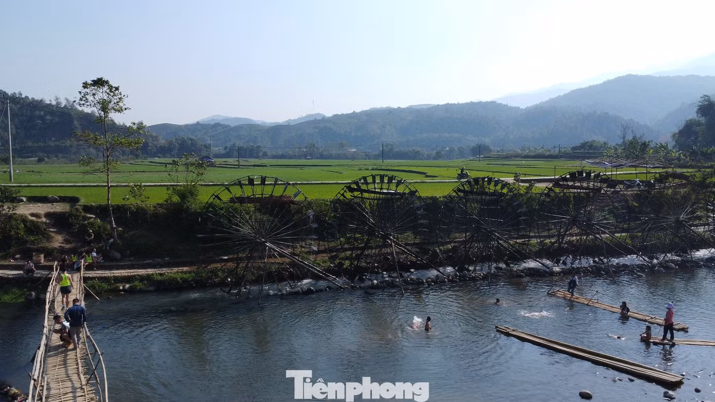Những cọn nước được xem là công trình thủy lợi của đồng bào người Thái ở Nà Khương. Những cọn nước được xem là công trình thủy lợi của đồng bào người Thái ở Nà Khương.