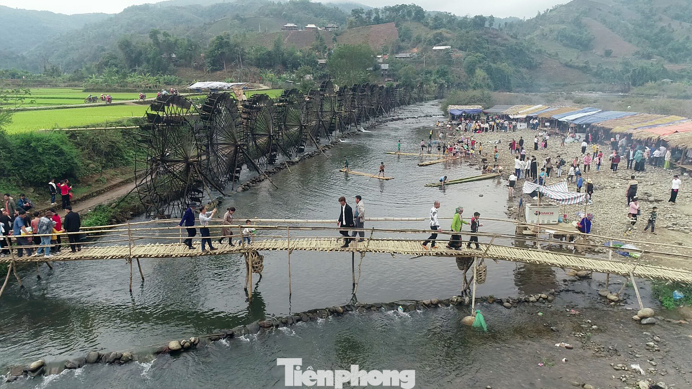 Khách du lịch tham quan cọn nước khổng lồ ở bản Nà Khương (Tam Đường, Lai Châu). Khách du lịch tham quan cọn nước khổng lồ ở bản Nà Khương (Tam Đường, Lai Châu).