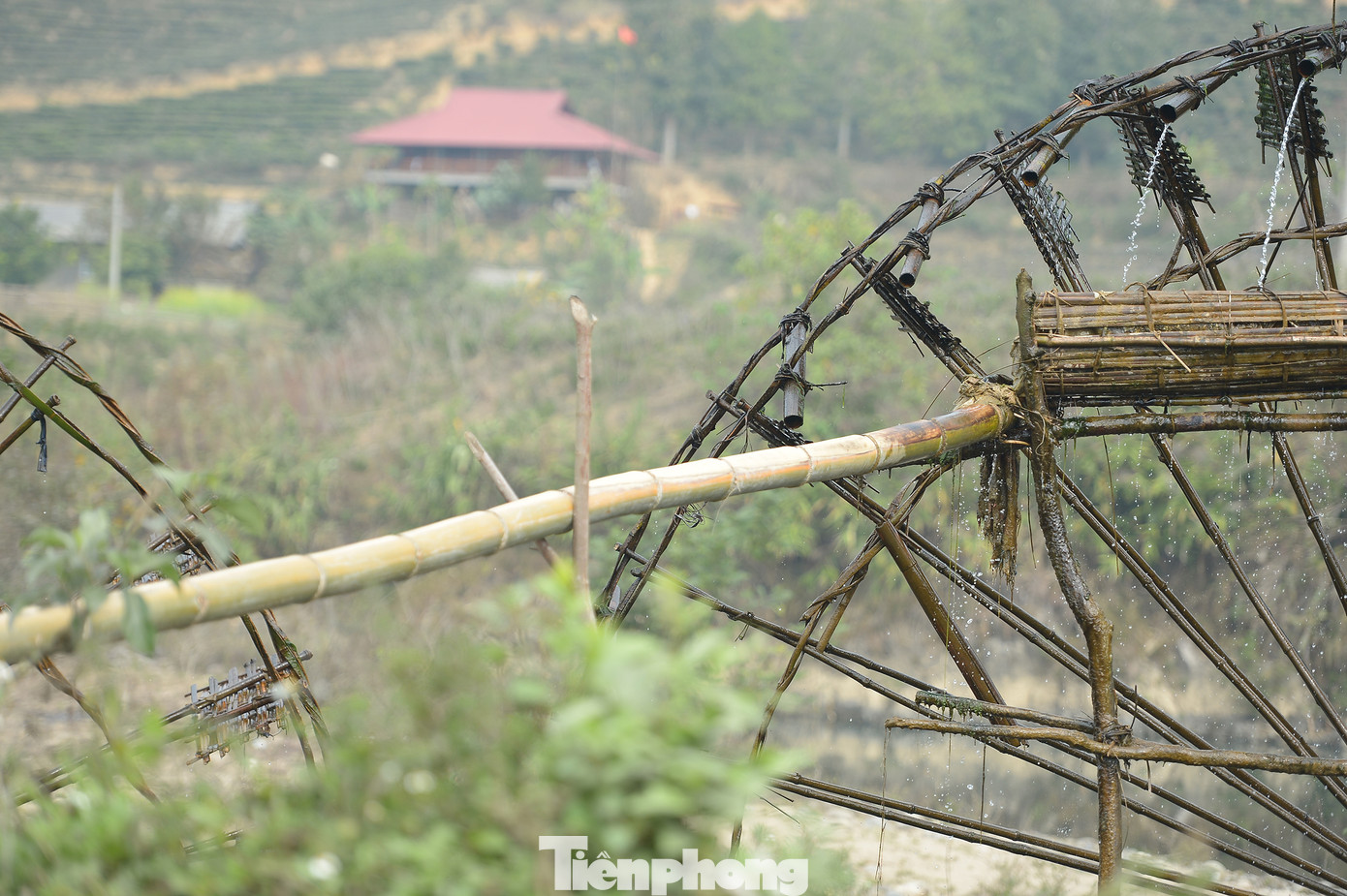 Đồng bào dân tộc Thái khéo léo dựng lên những cọn nước khổng lồ. Đồng bào dân tộc Thái khéo léo dựng lên những cọn nước khổng lồ.
