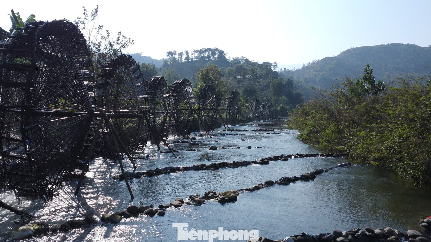 Những cọn nước nằm cạnh các con suối lớn. Những cọn nước nằm cạnh các con suối lớn.