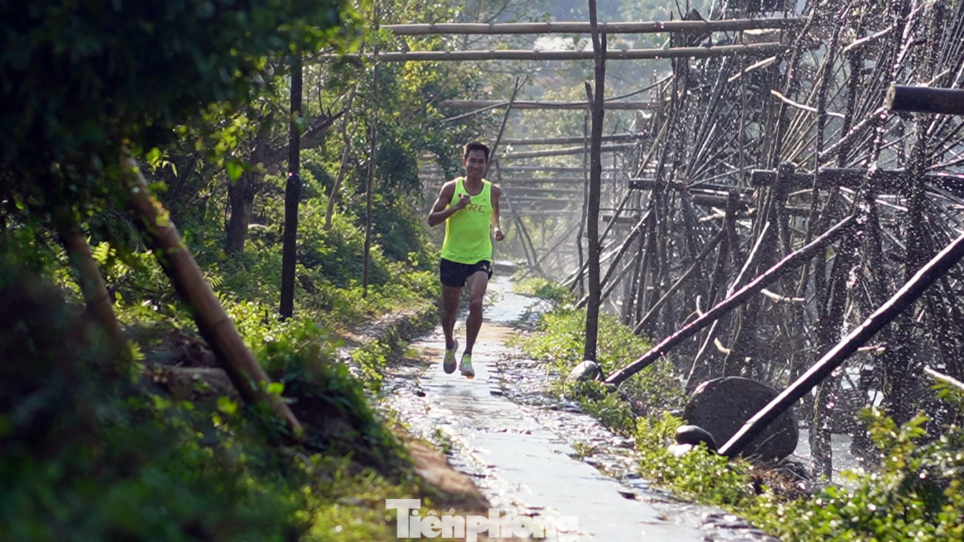 Đồng bào dân tộc Thái khéo léo dựng lên những cọn nước khổng lồ. Đồng bào dân tộc Thái khéo léo dựng lên những cọn nước khổng lồ.
