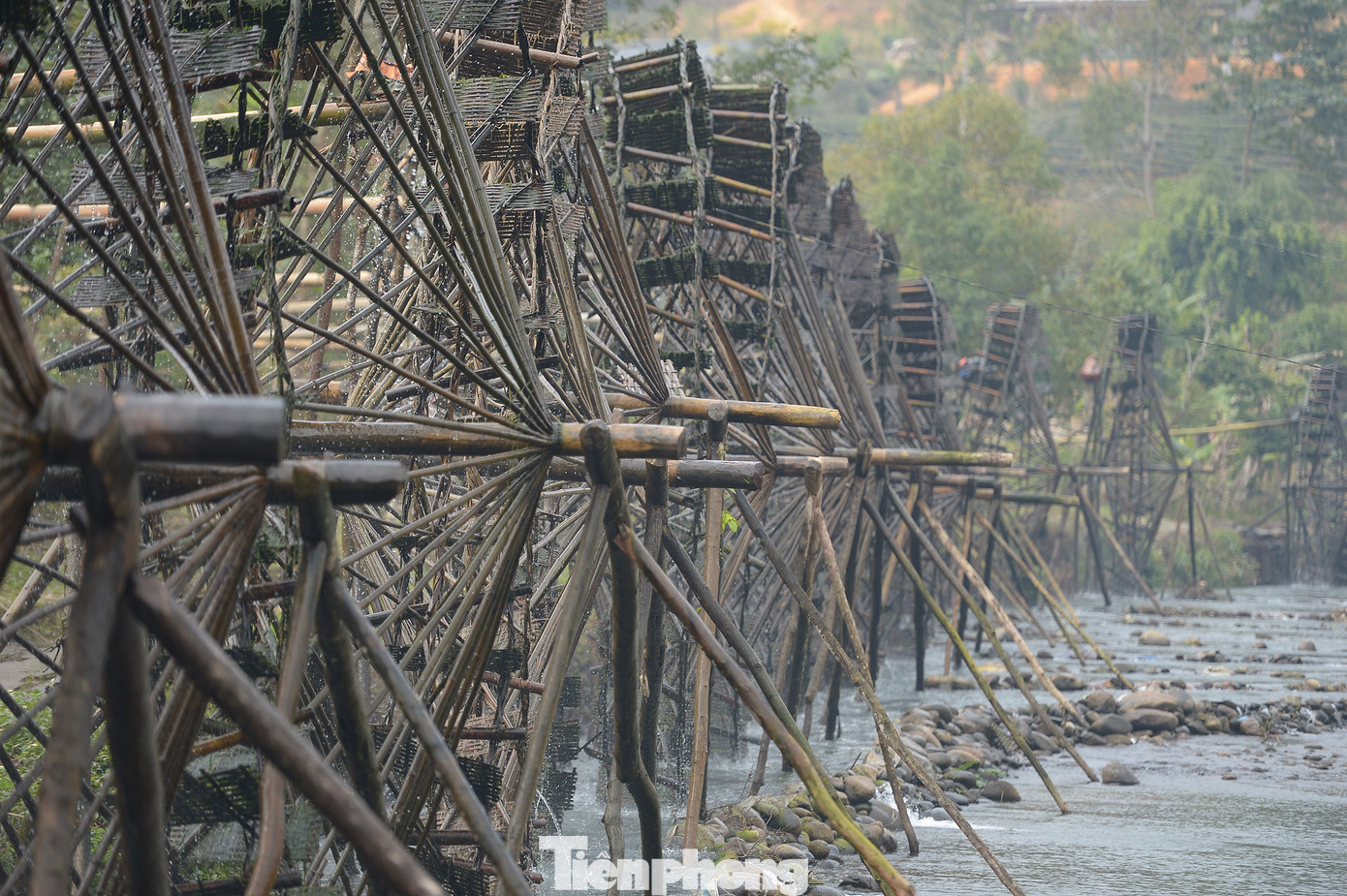 Những cọn nước khổng lồ được xếp thẳng tắp, tạo nên công trình thuỷ lợi hoành tráng. Những cọn nước khổng lồ được xếp thẳng tắp, tạo nên công trình thuỷ lợi hoành tráng.