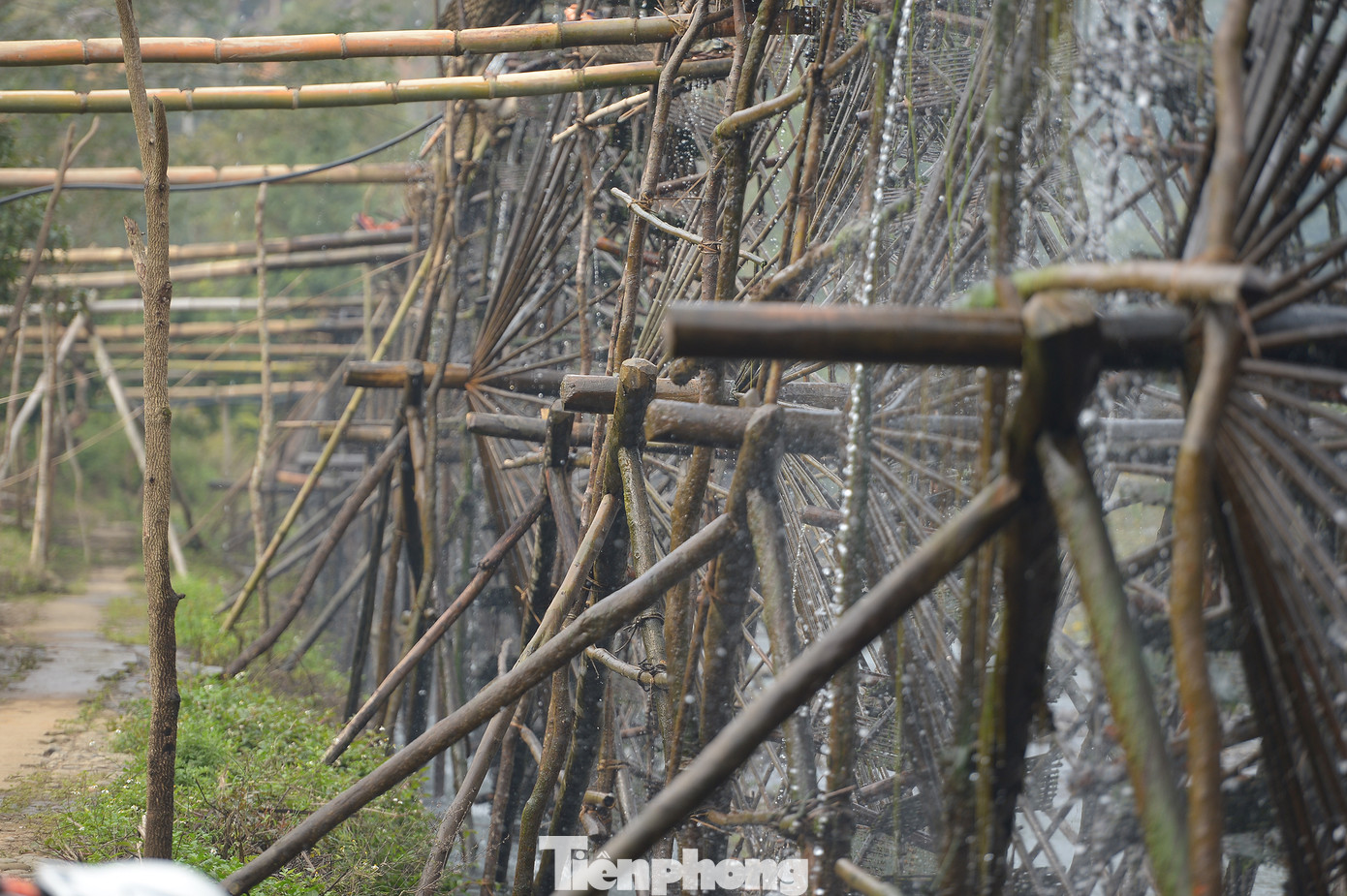 Đồng bào dân tộc Thái khéo léo dựng lên những cọn nước khổng lồ. Đồng bào dân tộc Thái khéo léo dựng lên những cọn nước khổng lồ.