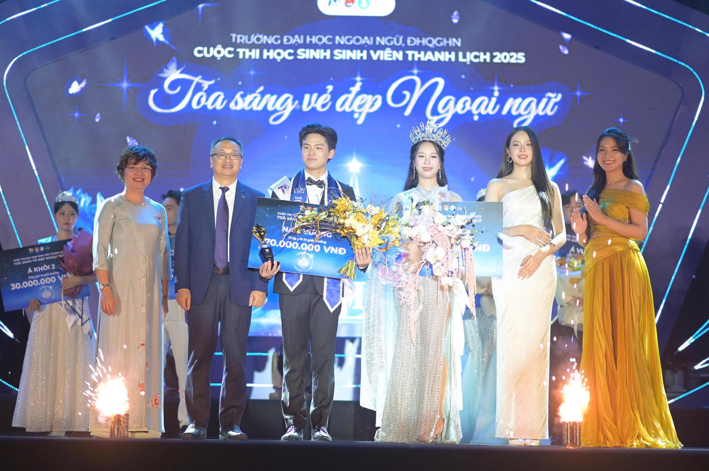 Ban tổ chức trao danh hiệu Hoa khôi, Nam vương năm 2025 cho thí sinh.