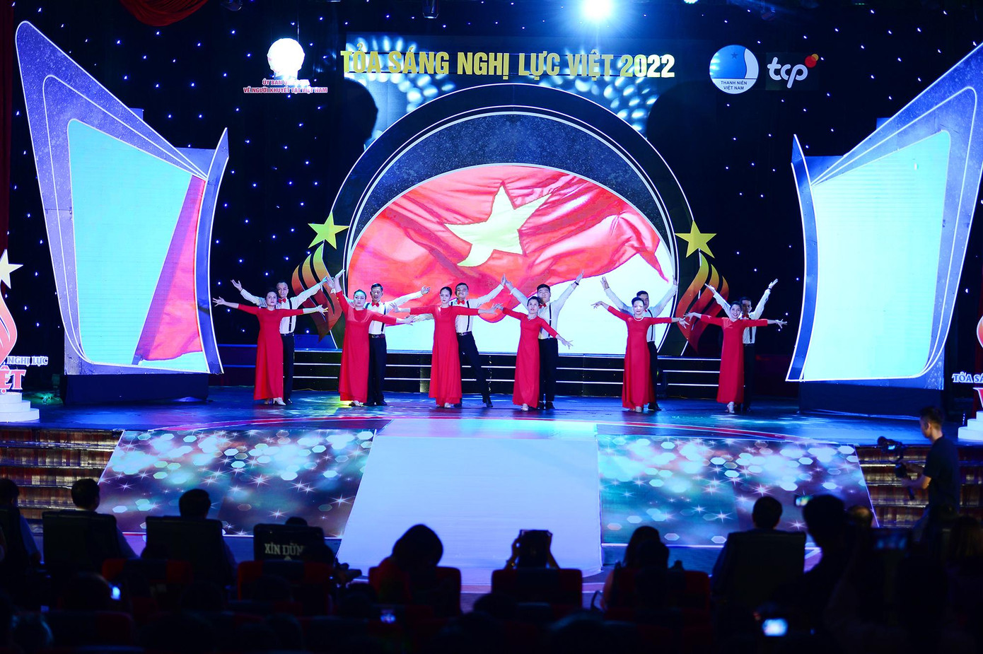 Màn trình diễn nghệ thuật của các thanh niên khuyết tật. Màn trình diễn nghệ thuật của các thanh niên khuyết tật.