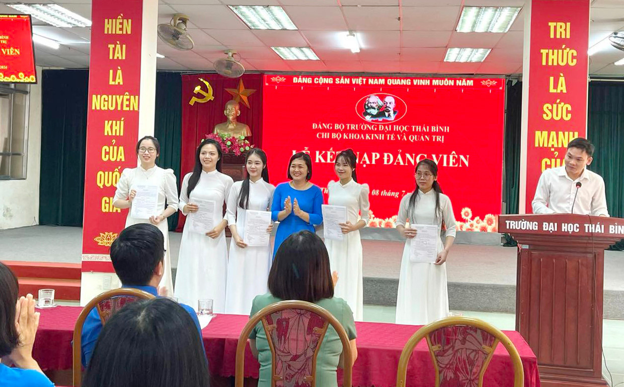 Chi bộ nhà trường trao Quyết định kết nạp đảng viên cho 22 sinh viên trường ĐH Thái Bình.
