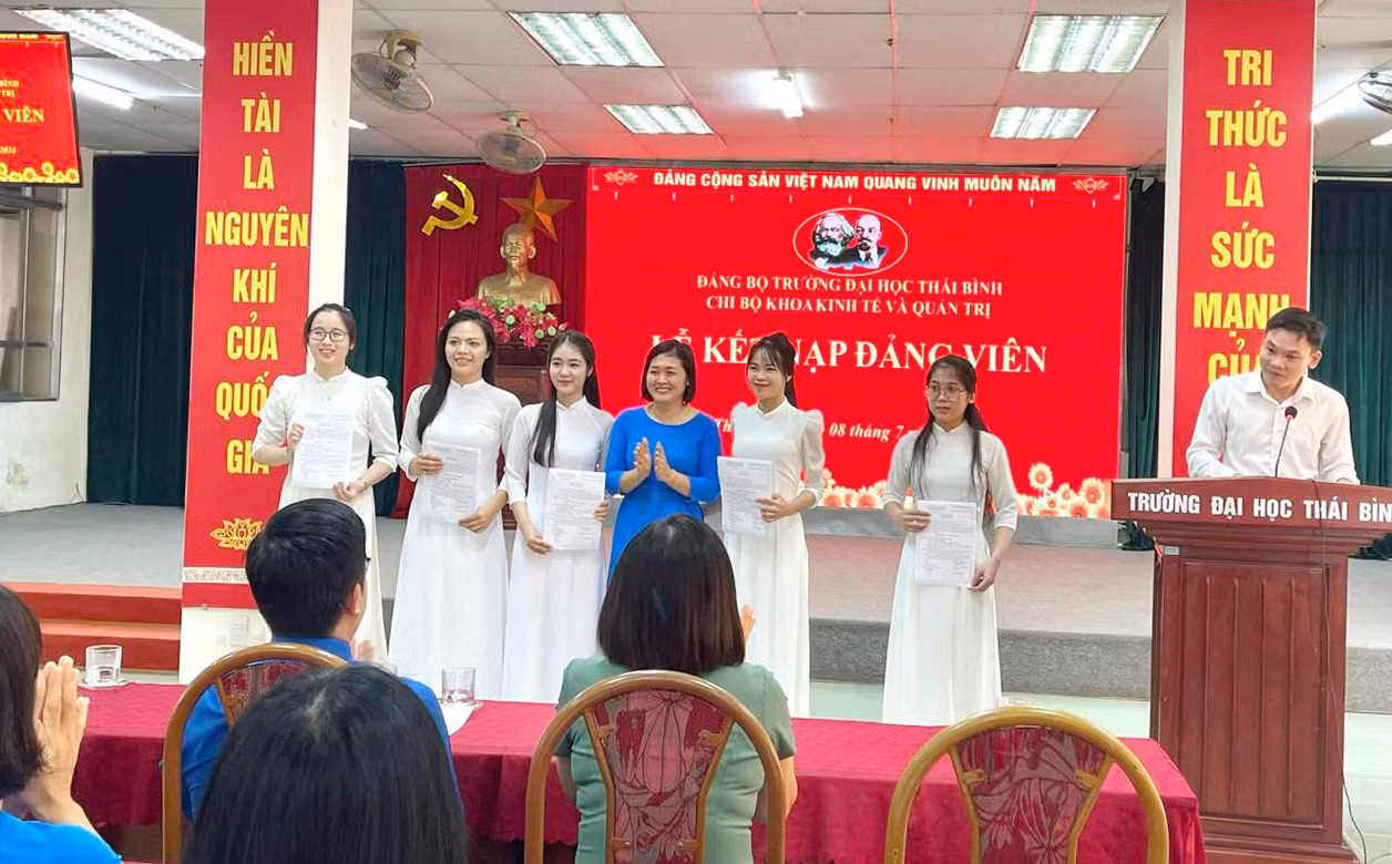 Chi bộ nhà trường trao Quyết định kết nạp đảng viên cho 22 sinh viên trường ĐH Thái Bình.