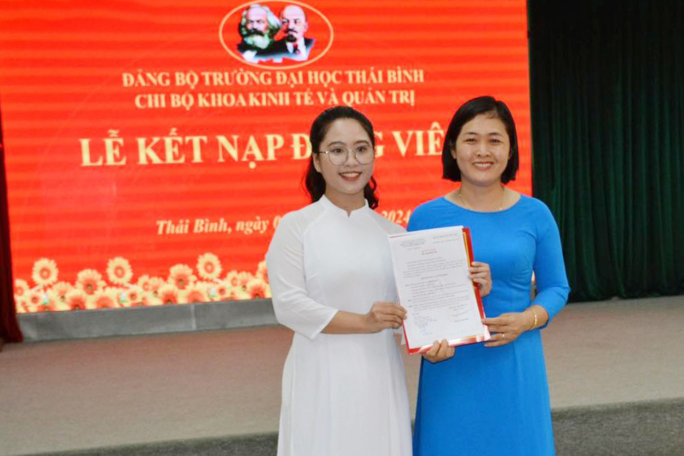 Những sinh viên ưu tú được kết nạp Đảng.