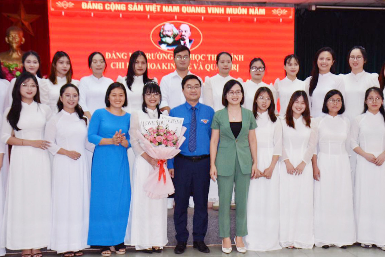 Những sinh viên ưu tú được kết nạp Đảng.