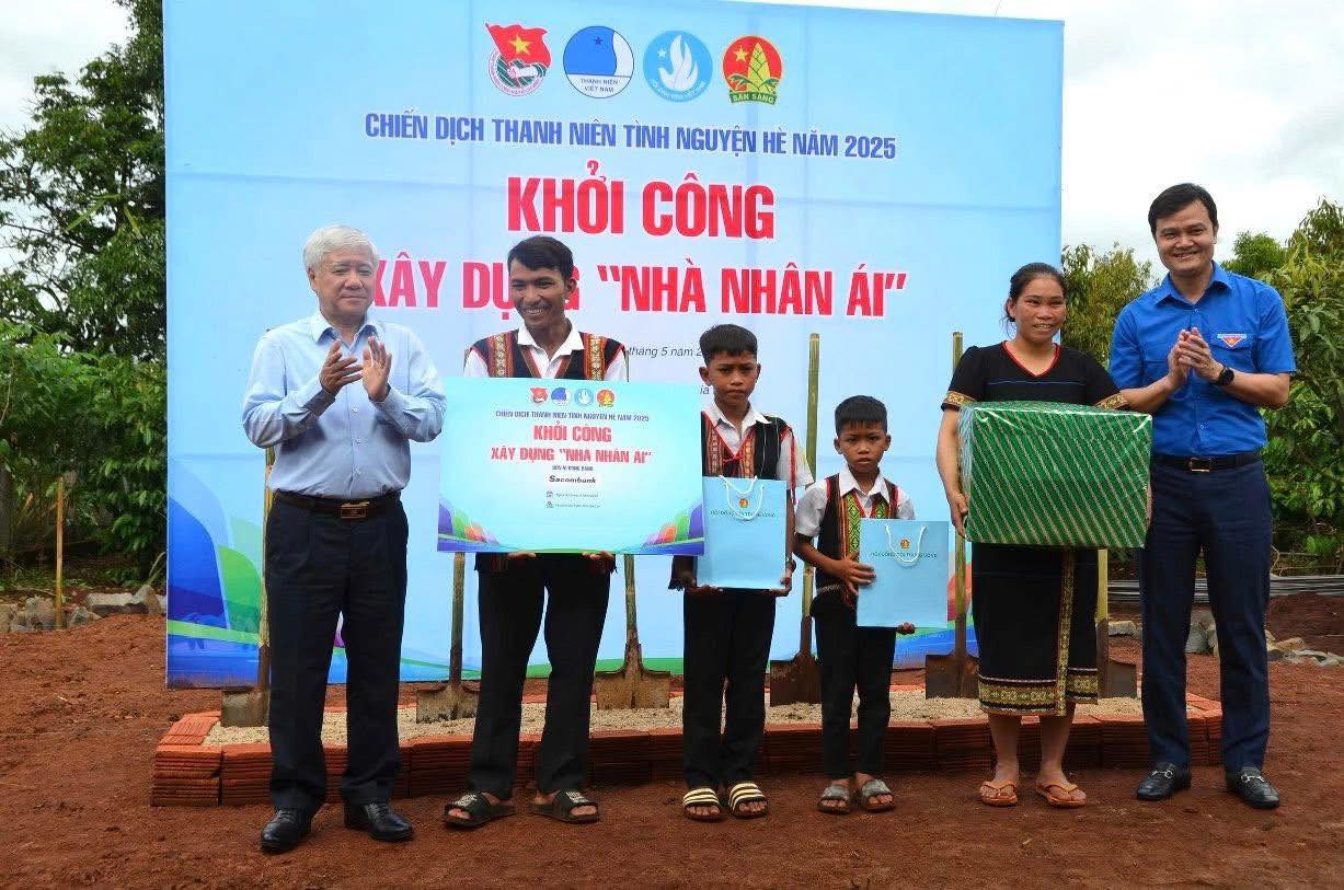 Xây tặng nhà Nhân ái cho gia đình em Rơ Châm Quyên, tỉnh Gia Lai.