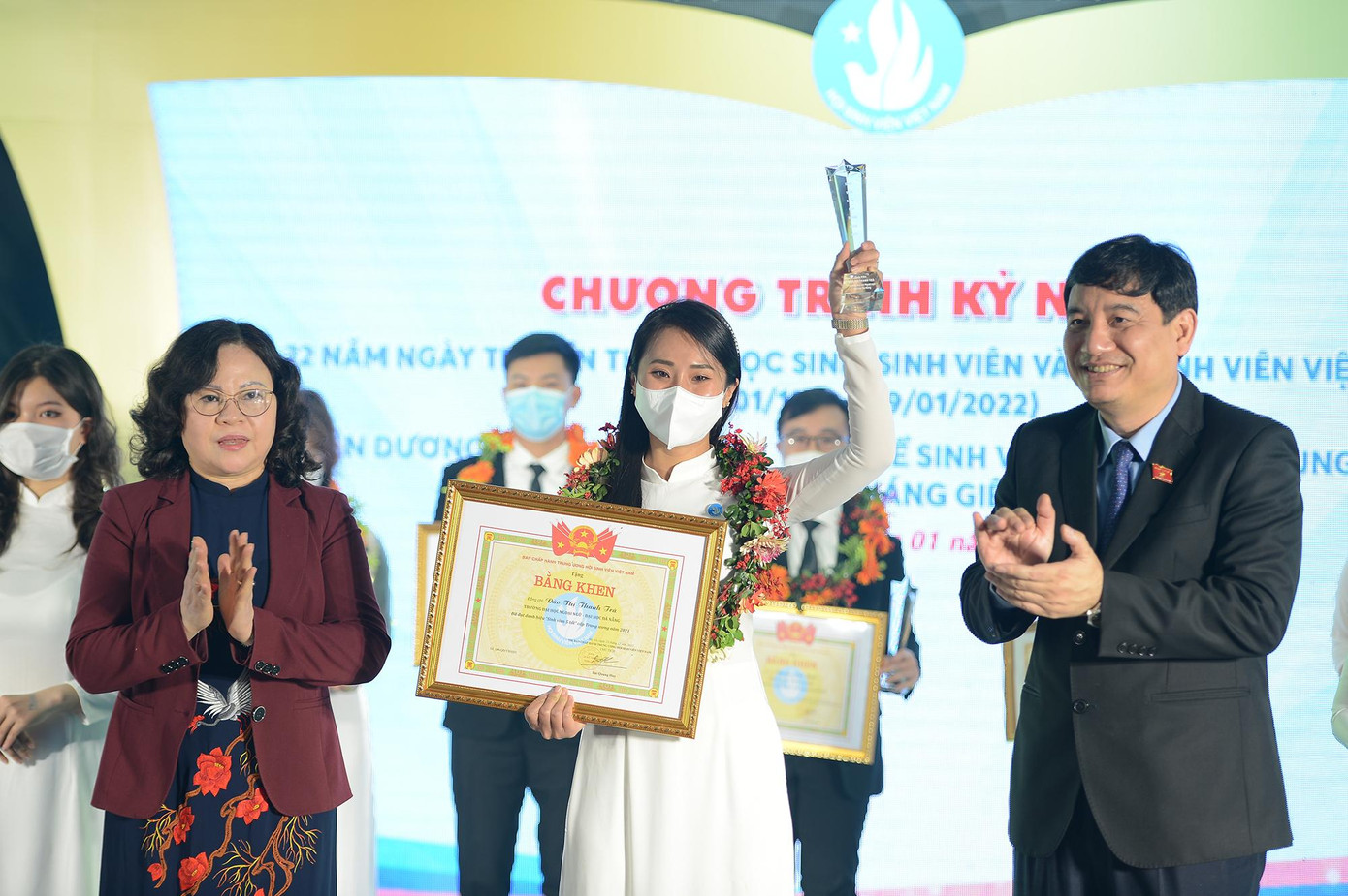 Ông Nguyễn Đắc Vinh - Ủy viên T.Ư Đảng, Chủ nhiệm Uỷ ban Văn hoá, Giáo dục, Thanh niên, Thiếu niên và Nhi đồng của Quốc hội và bà Nguyễn Thị Minh - Thứ trưởng Bộ GD - ĐT trao danh hiệu "Sinh viên 5 tốt". Ông Nguyễn Đắc Vinh - Ủy viên T.Ư Đảng, Chủ nhiệm Uỷ ban Văn hoá, Giáo dục, Thanh niên, Thiếu niên và Nhi đồng của Quốc hội và bà Nguyễn Thị Minh - Thứ trưởng Bộ GD - ĐT trao danh hiệu "Sinh viên 5 tốt".