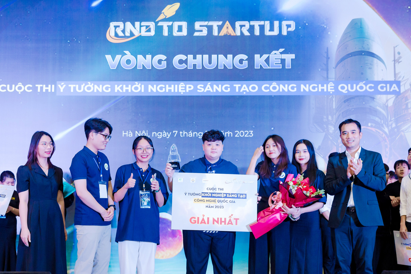 Ban Tổ chức trao giải Nhất cho nhóm sinh viên trường ĐH Công nghệ (ĐHQG Hà Nội). Ban Tổ chức trao giải Nhất cho nhóm sinh viên trường ĐH Công nghệ (ĐHQG Hà Nội).