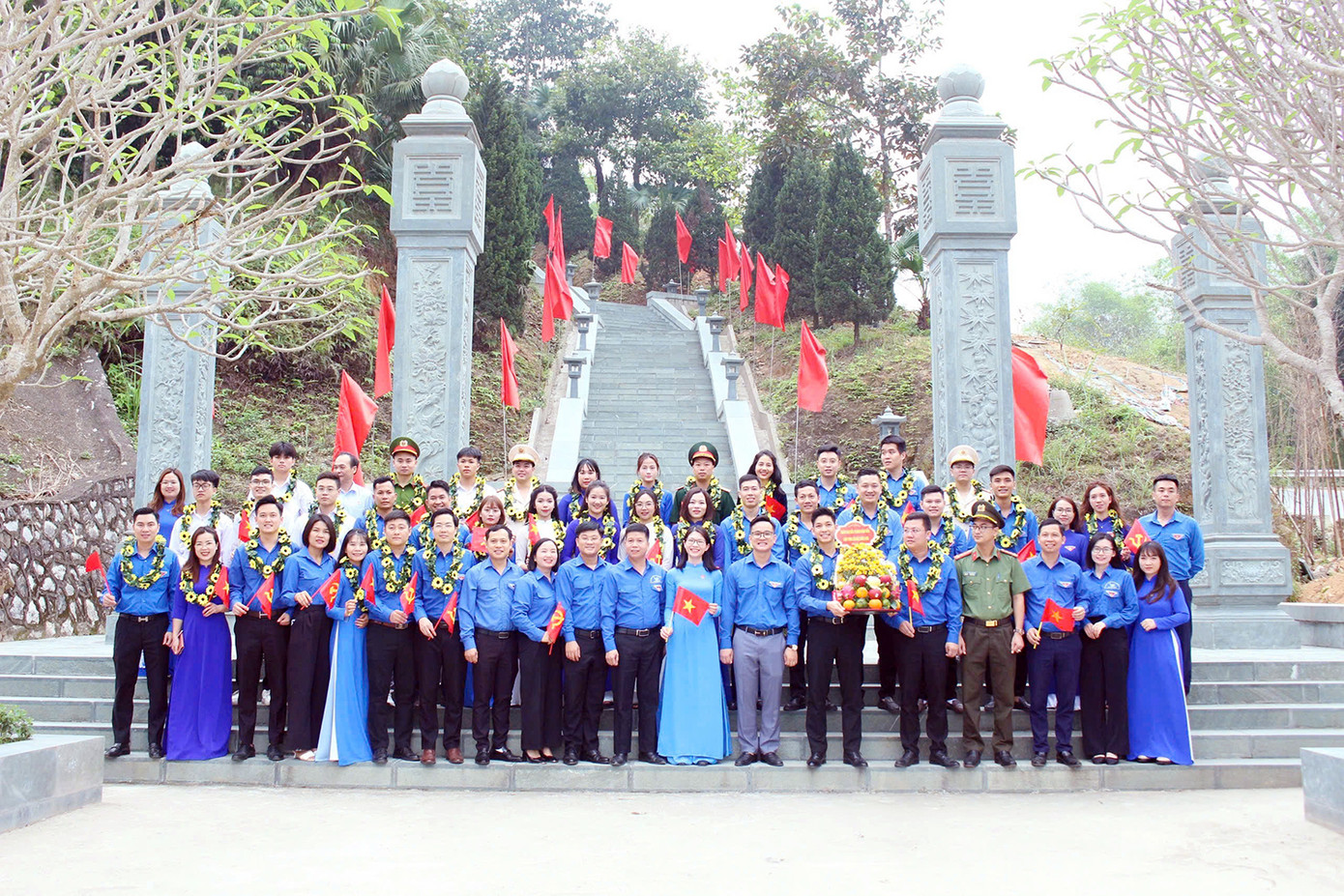 Đoàn đại biểu đã đến dâng hương, báo công tại Nhà tưởng niệm Chủ tịch Hồ Chí Minh.