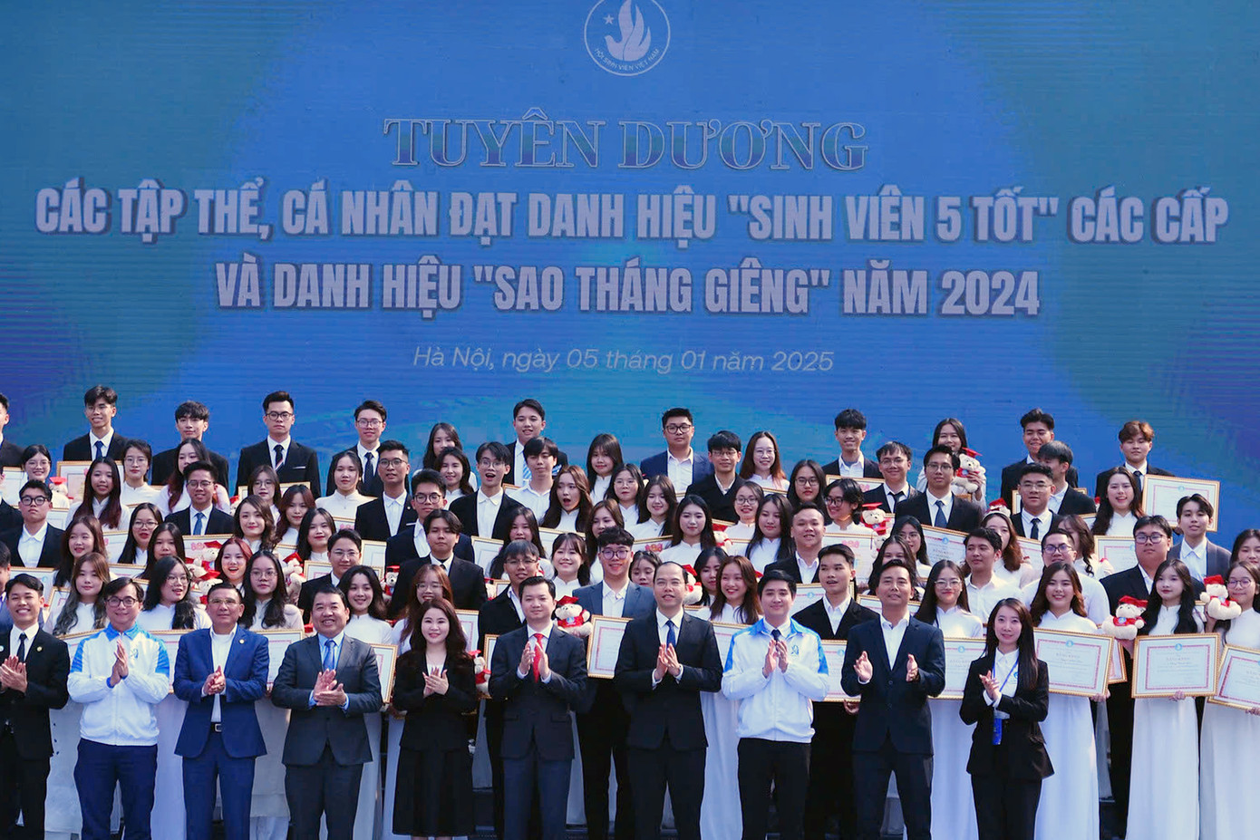 Các cá nhân và tập thể xuất sắc được ghi nhận trong buổi lễ. Các cá nhân và tập thể xuất sắc được ghi nhận trong buổi lễ.