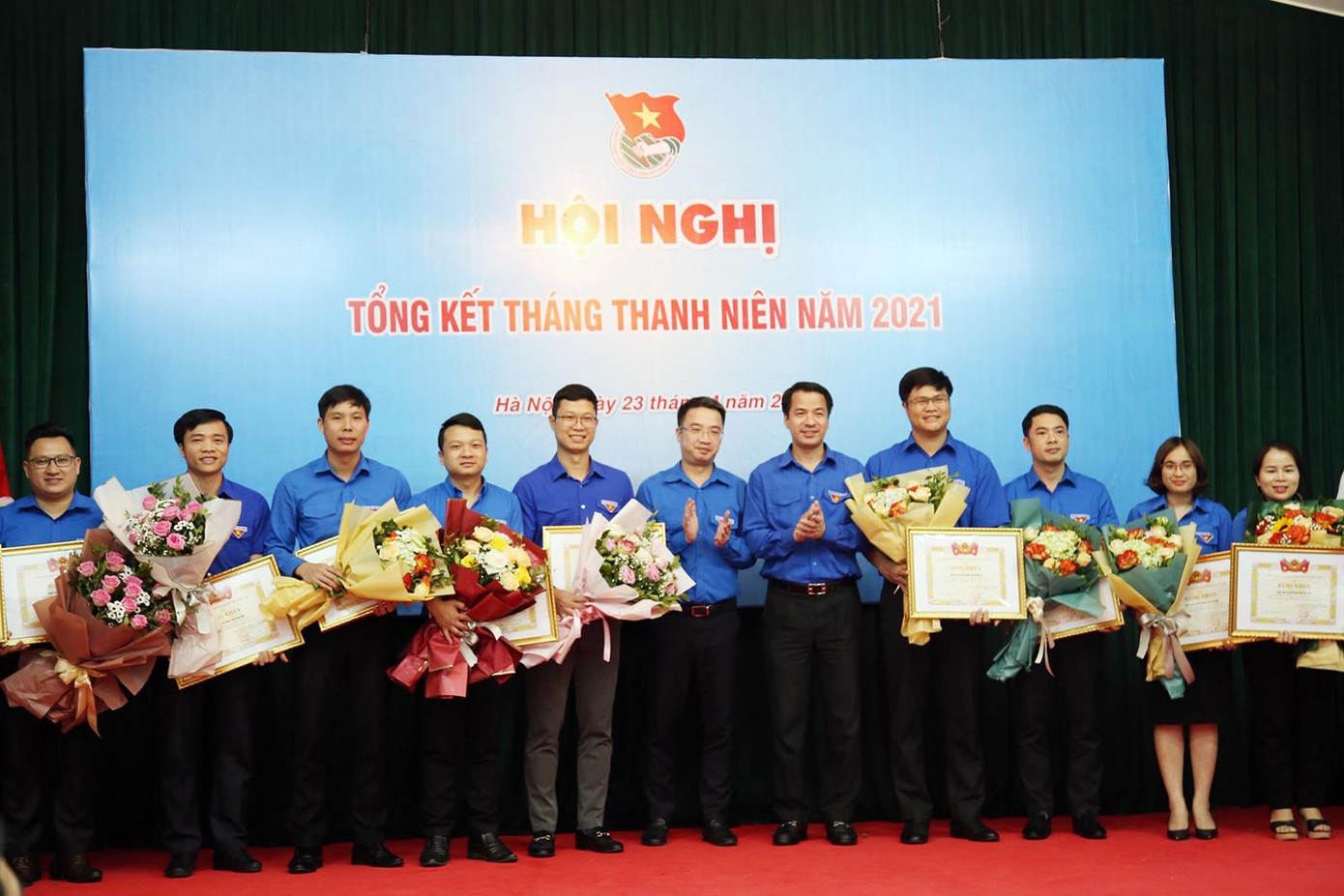 Đại diện Ban Bí thư T.Ư Đoàn tặng bằng khen cho các đơn vị có thành tích xuất sắc trong Tháng Thanh niên 2021.