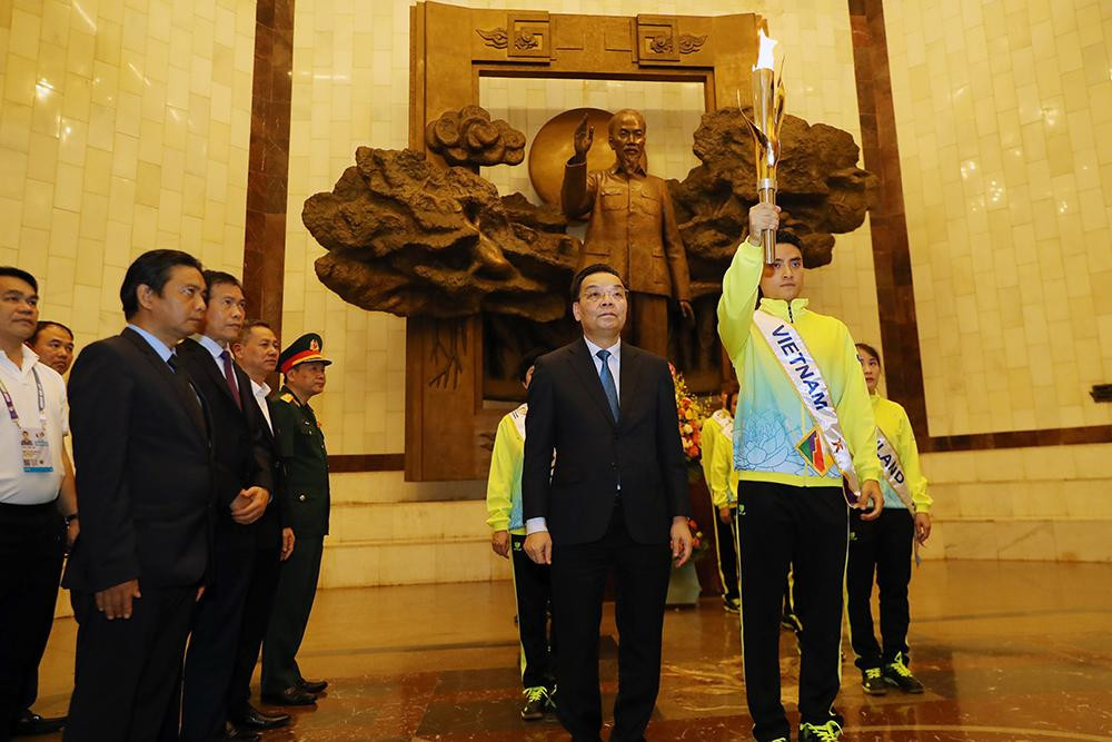 Dự lễ xin lửa có ông Chu Ngọc Anh, Chủ tịch UBND TP. Hà Nội; ông Hoàng Đạo Cương, Thứ trưởng Bộ Văn hóa, Thể thao và Du lịch; ông Chử Xuân Dũng, Phó Chủ tịch UBND TP. Hà Nội; ông Trần Đức Phấn, Phó tổng cục trưởng Tổng cục TDTT; ông Đỗ Đình Hồng, Giám đốc Sở Văn hóa và Thể thao Hà Nội. Dự lễ xin lửa có ông Chu Ngọc Anh, Chủ tịch UBND TP. Hà Nội; ông Hoàng Đạo Cương, Thứ trưởng Bộ Văn hóa, Thể thao và Du lịch; ông Chử Xuân Dũng, Phó Chủ tịch UBND TP. Hà Nội; ông Trần Đức Phấn, Phó tổng cục trưởng Tổng cục TDTT; ông Đỗ Đình Hồng, Giám đốc Sở Văn hóa và Thể thao Hà Nội.