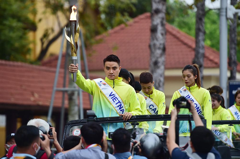 Dưới sự hộ tống của 31 xe Mô tô phân khối lớn tượng trưng cho SEA Games 31 có gắn cờ các nước, cờ SEA Games 31, cờ Liên đoàn Thể thao Đông Nam Á đã có mặt Bảo tàng Hồ Chí Minh để thực hiện lễ xin lửa. Dưới sự hộ tống của 31 xe Mô tô phân khối lớn tượng trưng cho SEA Games 31 có gắn cờ các nước, cờ SEA Games 31, cờ Liên đoàn Thể thao Đông Nam Á đã có mặt Bảo tàng Hồ Chí Minh để thực hiện lễ xin lửa.