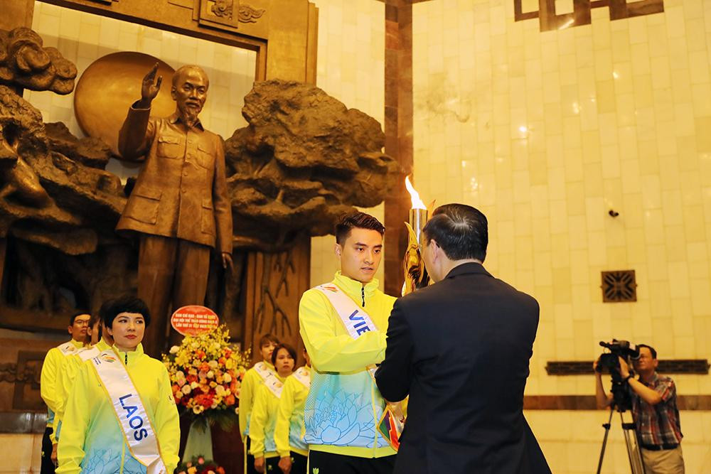 Ngọn lửa thiêng đã sẵn sàng thắp sáng cho Sea Games 31. Ngọn lửa thiêng đã sẵn sàng thắp sáng cho Sea Games 31.