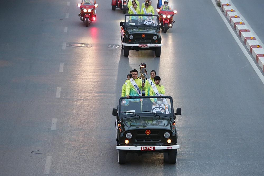 11 VĐV xuất sắc của Hà Nội tượng trưng cho 11 quốc gia tham dự SEA Games 31 với Vũ Thành An (Đấu kiếm), Đỗ Thị Ánh Nguyệt (Bắn cung), Đặng Hồng Hà (Bắn súng), Bùi Yến Ly (Muay), Nguyễn Thị Tâm (Quyền Anh), Vũ Tiến Dũng (Pencak Silat), Chu Diệu Hoàng Linh (Taekwondo), Nguyễn Thị Hà Thanh (Thể dục dụng cụ), Nguyễn Thị Lụa (Vật) và Dương Thúy Vi (Wushu). 11 VĐV xuất sắc của Hà Nội tượng trưng cho 11 quốc gia tham dự SEA Games 31 với Vũ Thành An (Đấu kiếm), Đỗ Thị Ánh Nguyệt (Bắn cung), Đặng Hồng Hà (Bắn súng), Bùi Yến Ly (Muay), Nguyễn Thị Tâm (Quyền Anh), Vũ Tiến Dũng (Pencak Silat), Chu Diệu Hoàng Linh (Taekwondo), Nguyễn Thị Hà Thanh (Thể dục dụng cụ), Nguyễn Thị Lụa (Vật) và Dương Thúy Vi (Wushu).