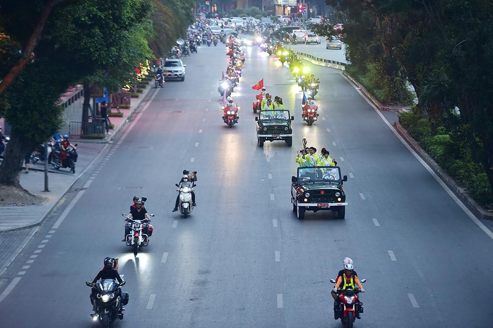 Ngọn lửa thiêng liêng cùng đoàn di chuyển về Sân vận động Quốc gia Mỹ Đình và tới phòng thờ Bác Hồ, nơi lưu giữ lửa. Ngọn lửa thiêng liêng cùng đoàn di chuyển về Sân vận động Quốc gia Mỹ Đình và tới phòng thờ Bác Hồ, nơi lưu giữ lửa.