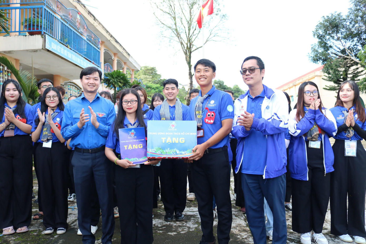 Đoàn công tác T.Ư đã đến thăm, động viên và tặng quà các đội hình sinh viên tình nguyện tại mặt trận huyện Đắk RLấp và huyện Tuy Đức, tỉnh Đắk Nông.