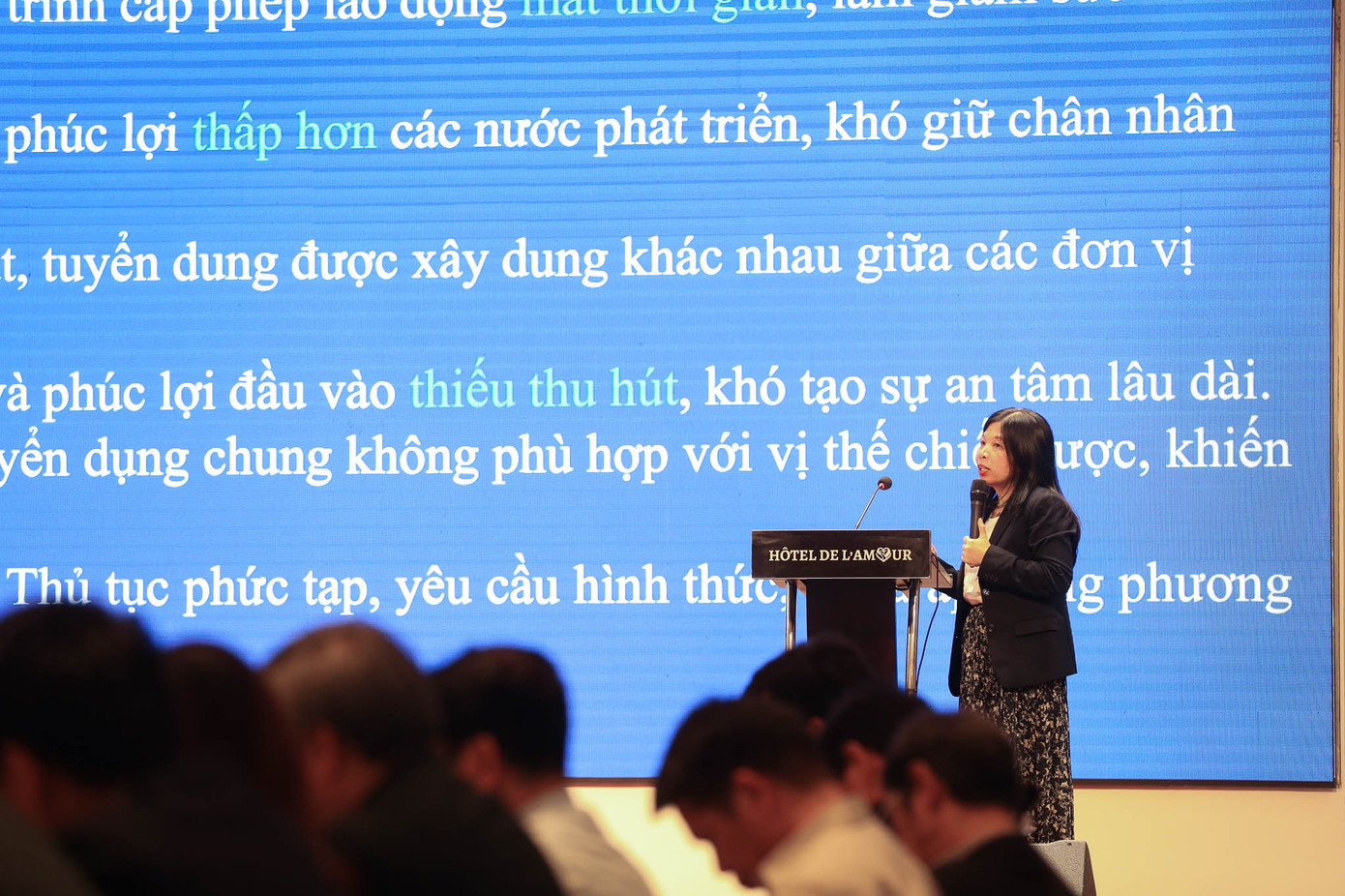 Các đại biểu trình bày tham luận tại Hội nghị. Ảnh: VNU