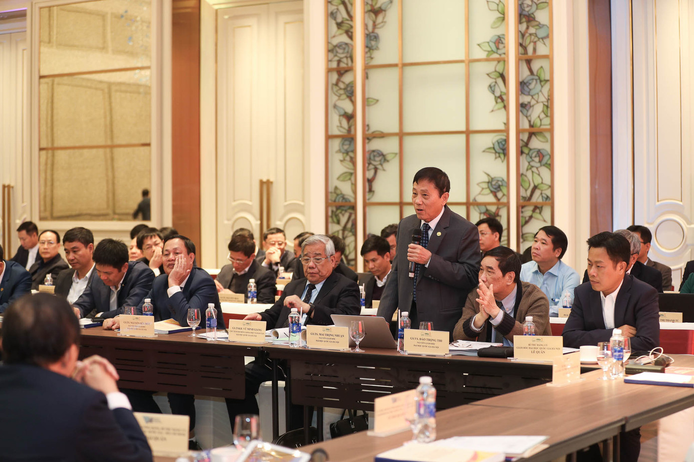 Các đại biểu trình bày tham luận tại Hội nghị. Ảnh: VNU