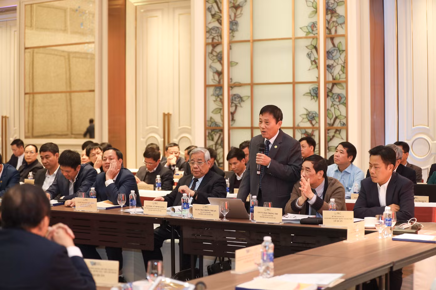 Các đại biểu trình bày tham luận tại Hội nghị. Ảnh: VNU