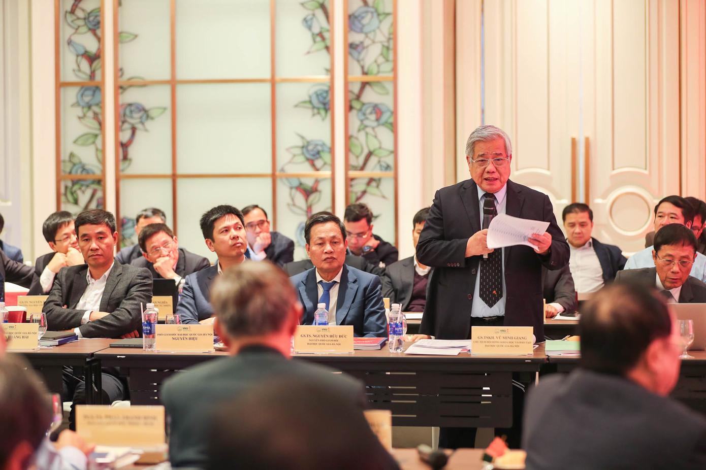 Các đại biểu trình bày tham luận tại Hội nghị. Ảnh: VNU
