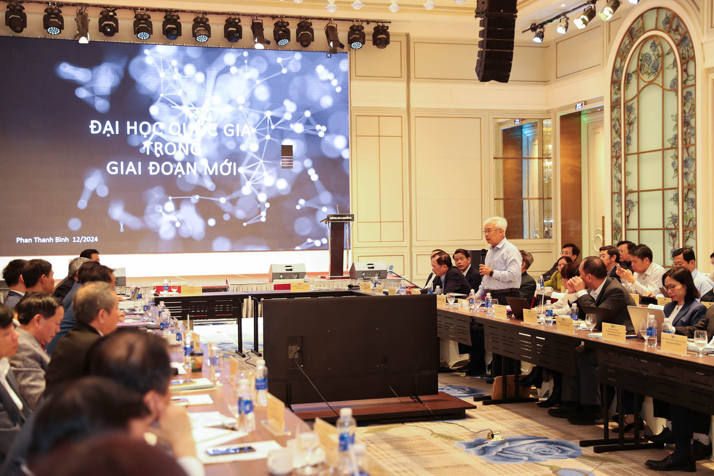 Các đại biểu trình bày tham luận tại Hội nghị. Ảnh: VNU