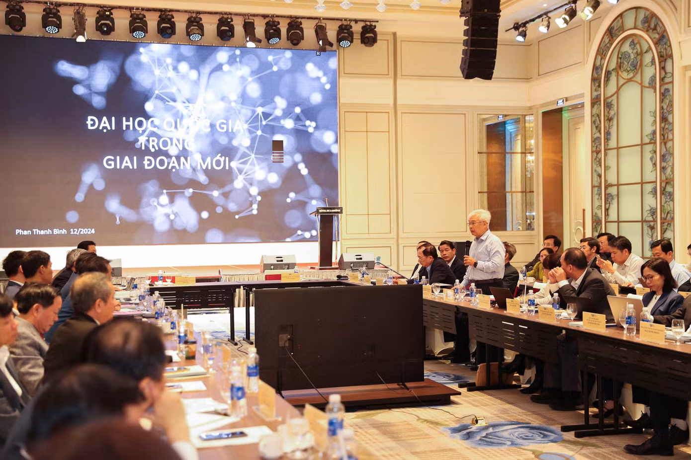 Các đại biểu trình bày tham luận tại Hội nghị. Ảnh: VNU