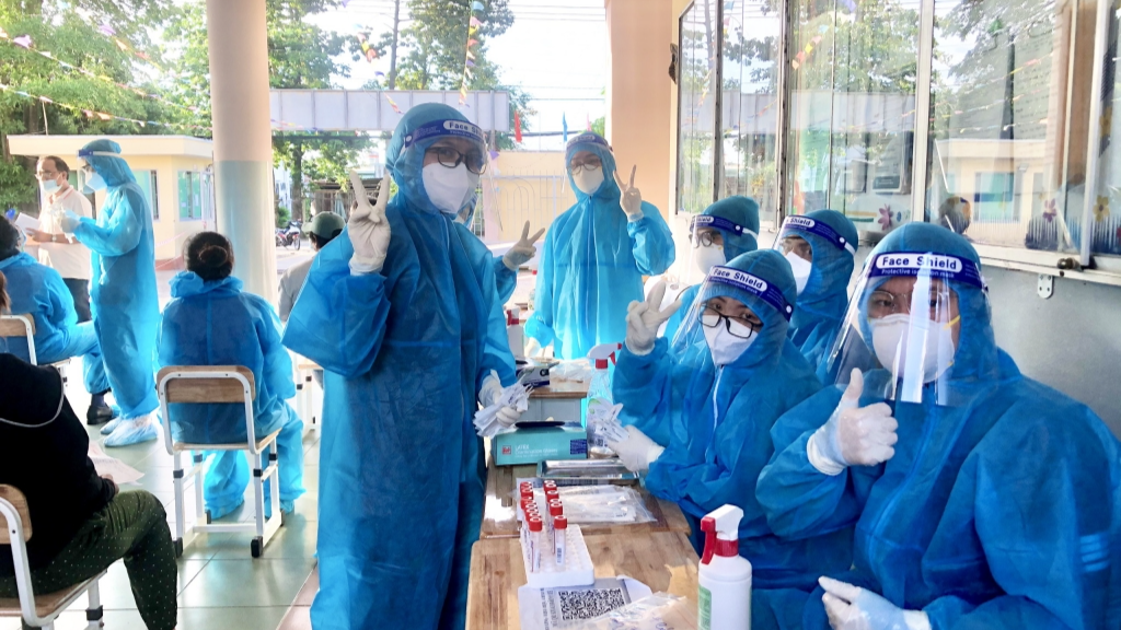 Sinh viên Học viện Y Dược học cổ truyền Việt Nam hỗ trợ công tác phòng chống dịch tại TP. Hồ Chí Minh. Gần 5 nghìn lượt bạn trẻ Thủ đô đăng ký tình nguyện đi chống dịch